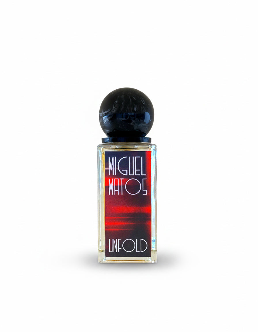 Flacone Unfold Extrait de Parfum di Miguel Matos Olfactory Art - fragranza legnosa aromatica 50ml