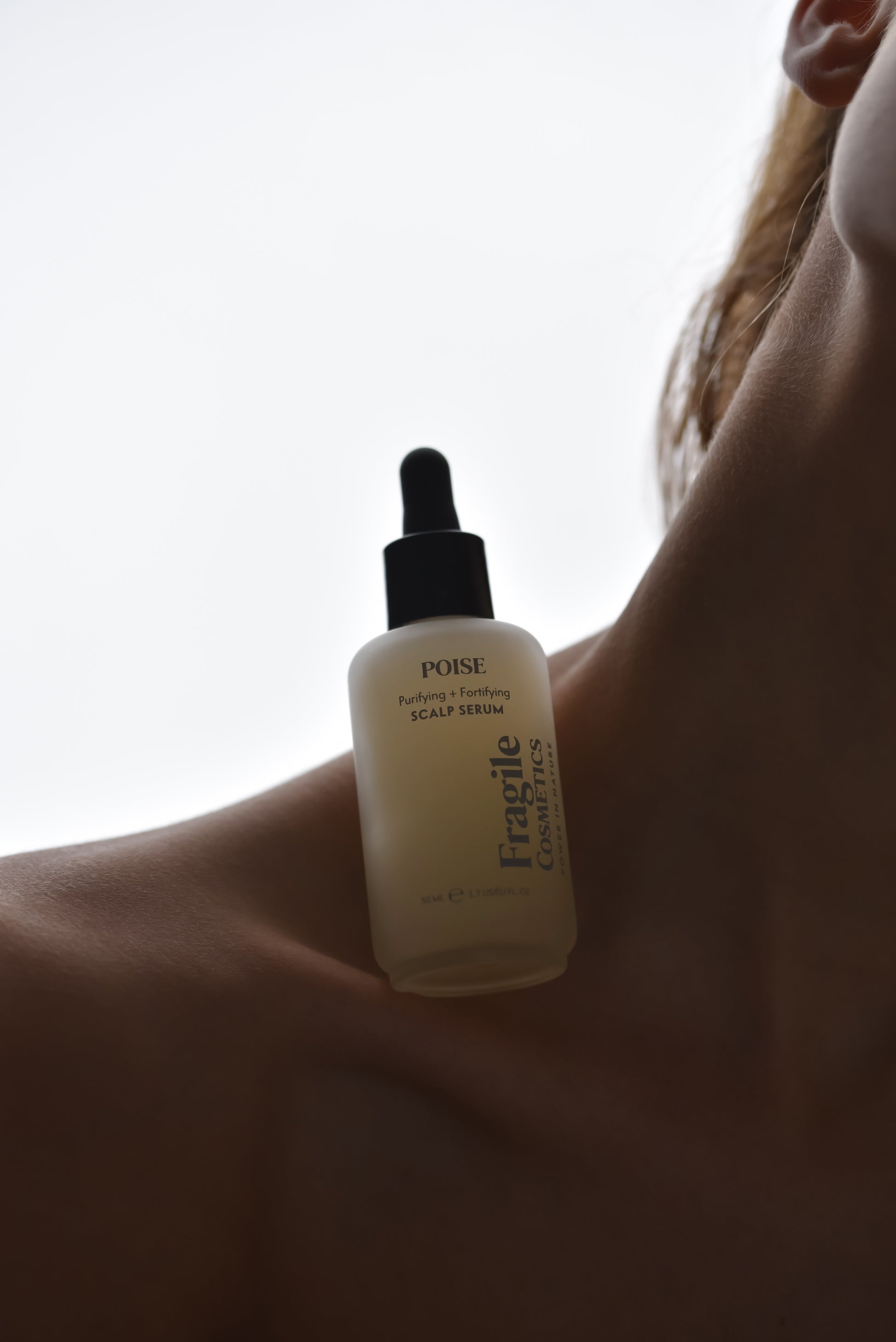 FRAGILE Poise Scalp Serum – texture del siero purificante per cuoio capelluto 50ml