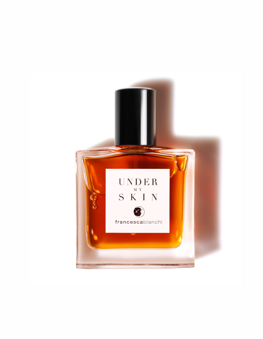 Under My Skin Extrait de Parfum – fragranza polverosa legnosa e animalica con iris, ambra grigia e cuoio – Francesca Bianchi per VENOM BEAUTYQUE